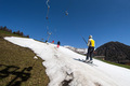 Skifahren inmitten grüner Wiesen