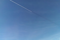 Flugzeug folgt eigenem Schatten