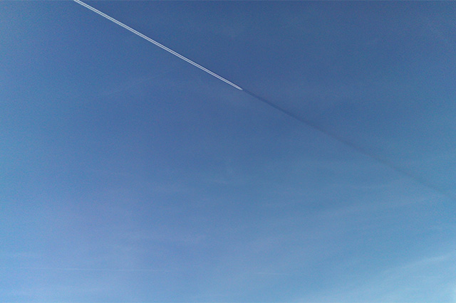 Flugzeug folgt eigenem Schatten